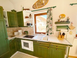 Kylskåp, mikrovågsugn, ugn och spishäll