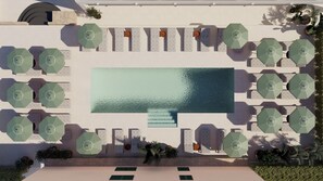 Una piscina al aire libre de temporada