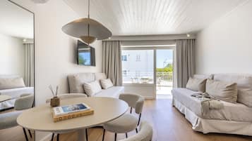 Una sala de estar moderna con un sofá, una mesa de comedor y un televisor.