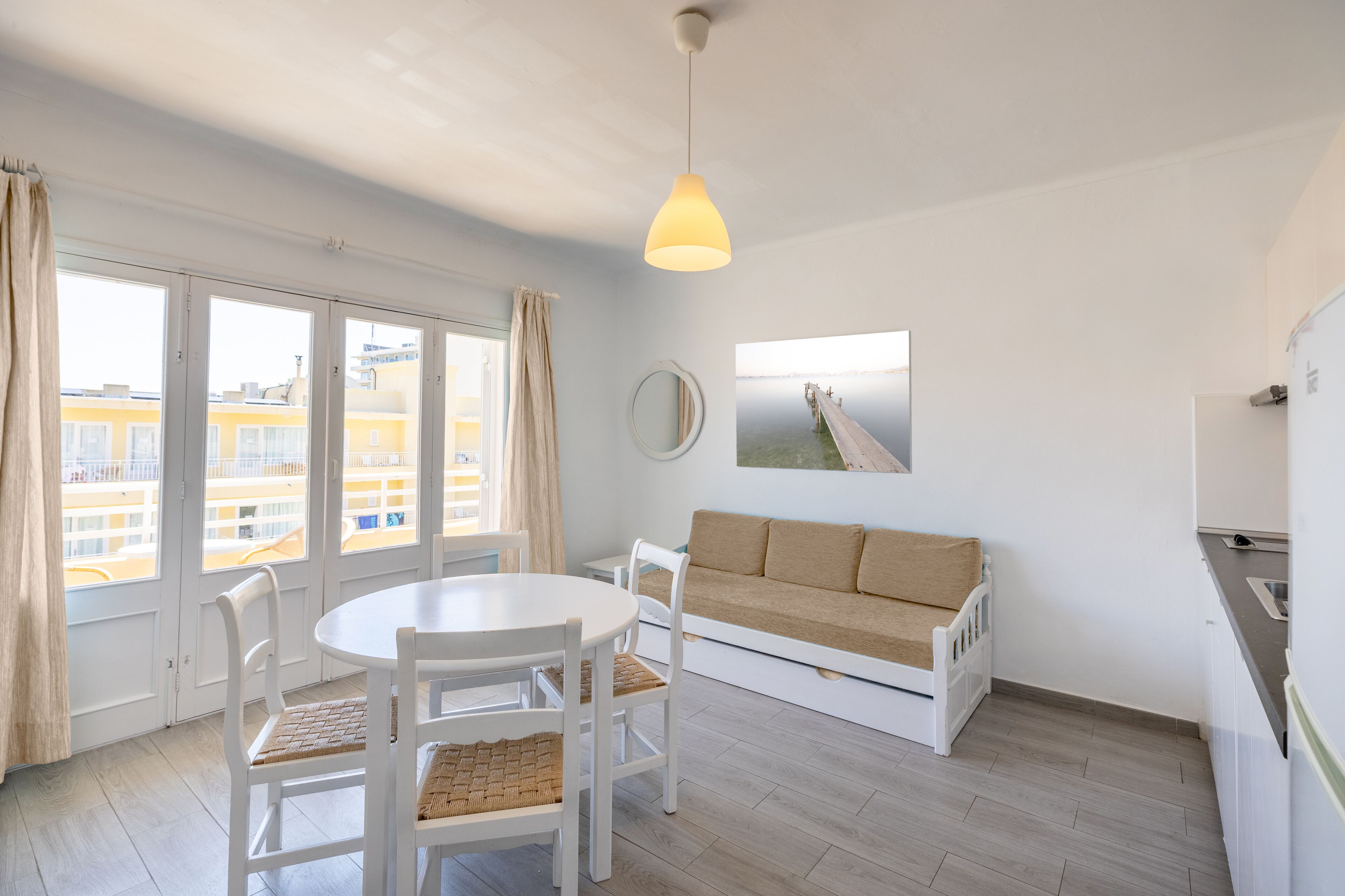 Klassiek appartement, 1 slaapkamer, balkon, bijgebouw (Tramuntana) | Woonruimte | Een 32-inch televisie met satellietzenders