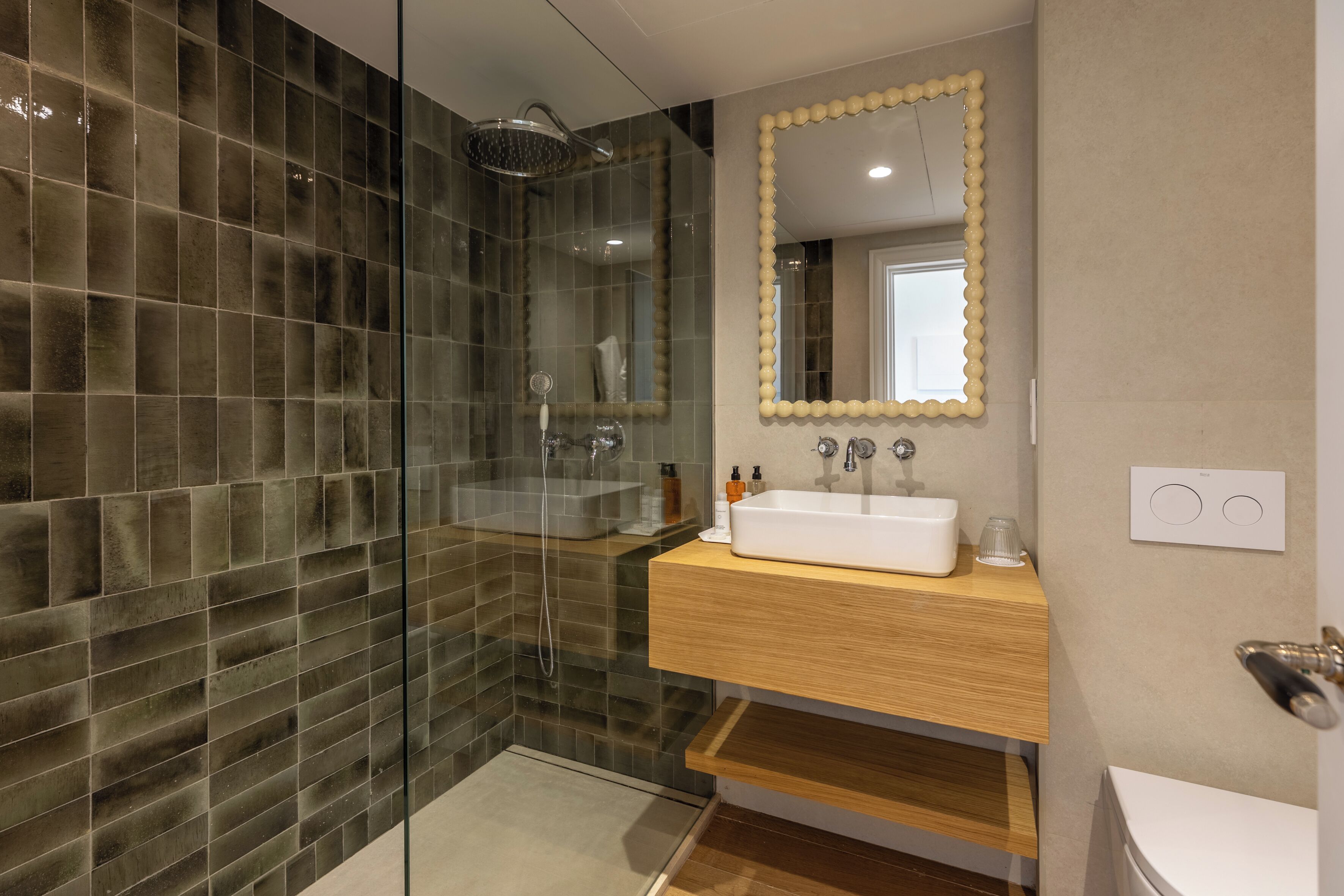 Chambre Double ou avec lits jumeaux, balcon | Salle de bain | Douche, douche à « effet pluie », sèche-cheveux, serviettes fournies