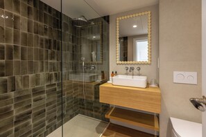 Double or Twin Room, Balcony | Bathroom | Shower, rainfall showerhead, hair dryer, towels - Hoposa Panorama (Pollenca)