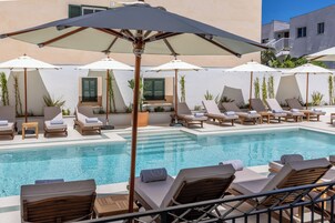 Una piscina al aire libre de temporada