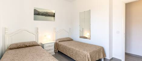 1 室のベッドルーム、セーフティボックス (室内)、デスク、アイロン / アイロン台