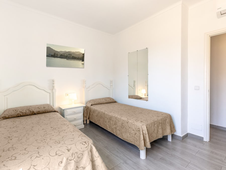 1 soverom, safe på rommet, skrivebord og strykejern/-brett