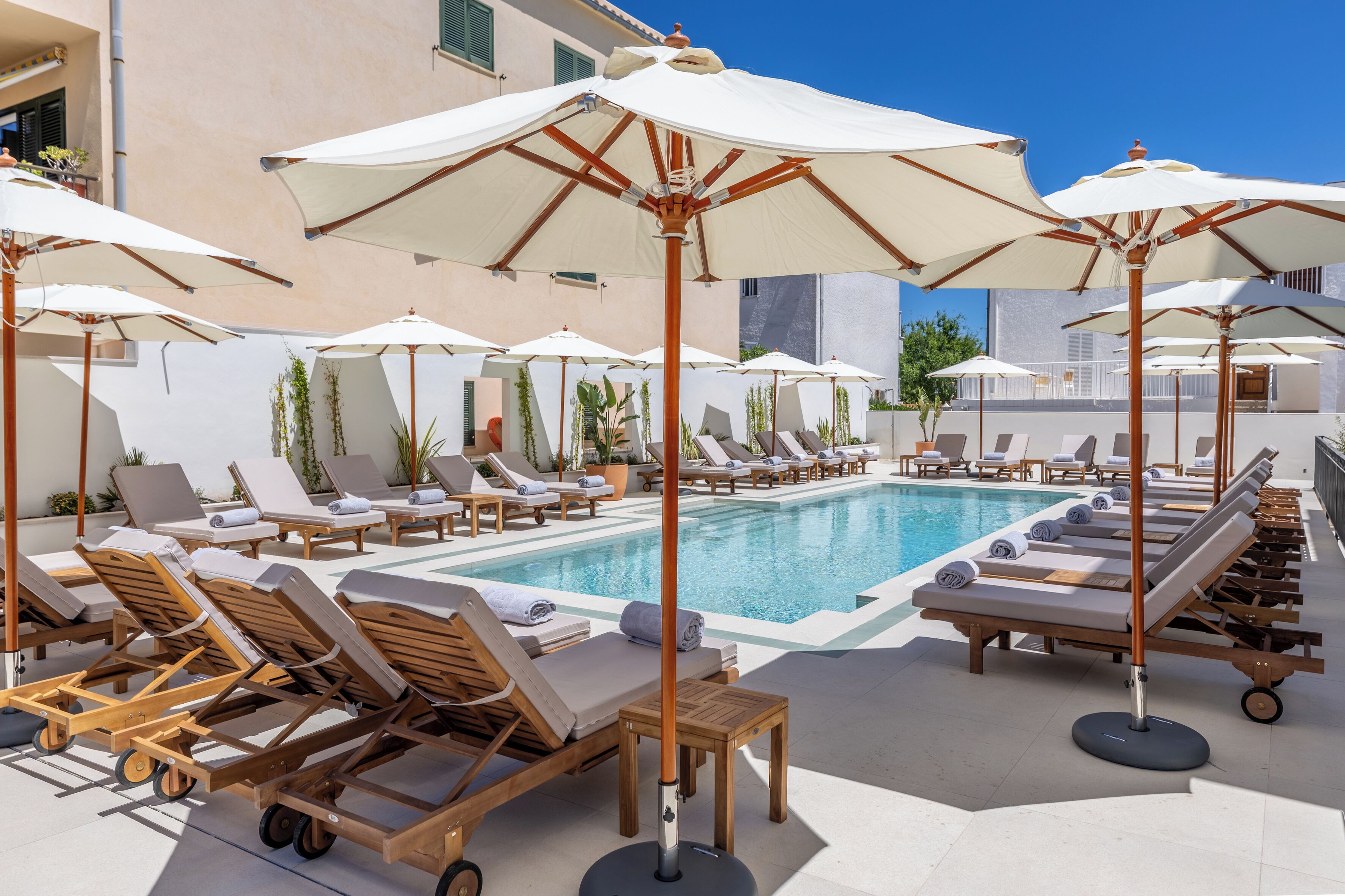 Una piscina al aire libre de temporada