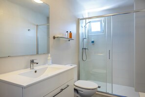 Shower, rainfall showerhead, hair dryer, towels - Hoposa Panorama (Pollenca)