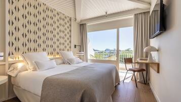Kamer, 1 twee- of 2 eenpersoonsbedden, balkon | 1 slaapkamer, een kluis op de kamer, een bureau