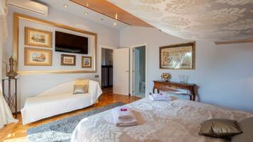 4 bedrooms, desk, iron/ironing board, travel cot