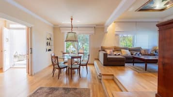 Een televisie, tafelvoetbal en boeken