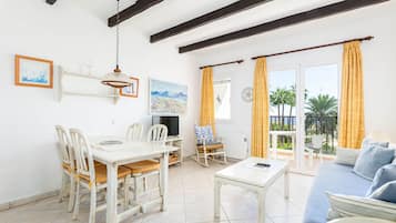 Standard Apartment, 1 Bedroom, Balcony | Living room