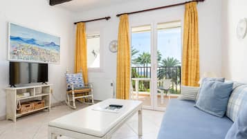 Standard-Apartment, 1 Schlafzimmer, Balkon | Wohnzimmer | 32-Zoll-Flachbildfernseher mit Kabelempfang, Fernseher
