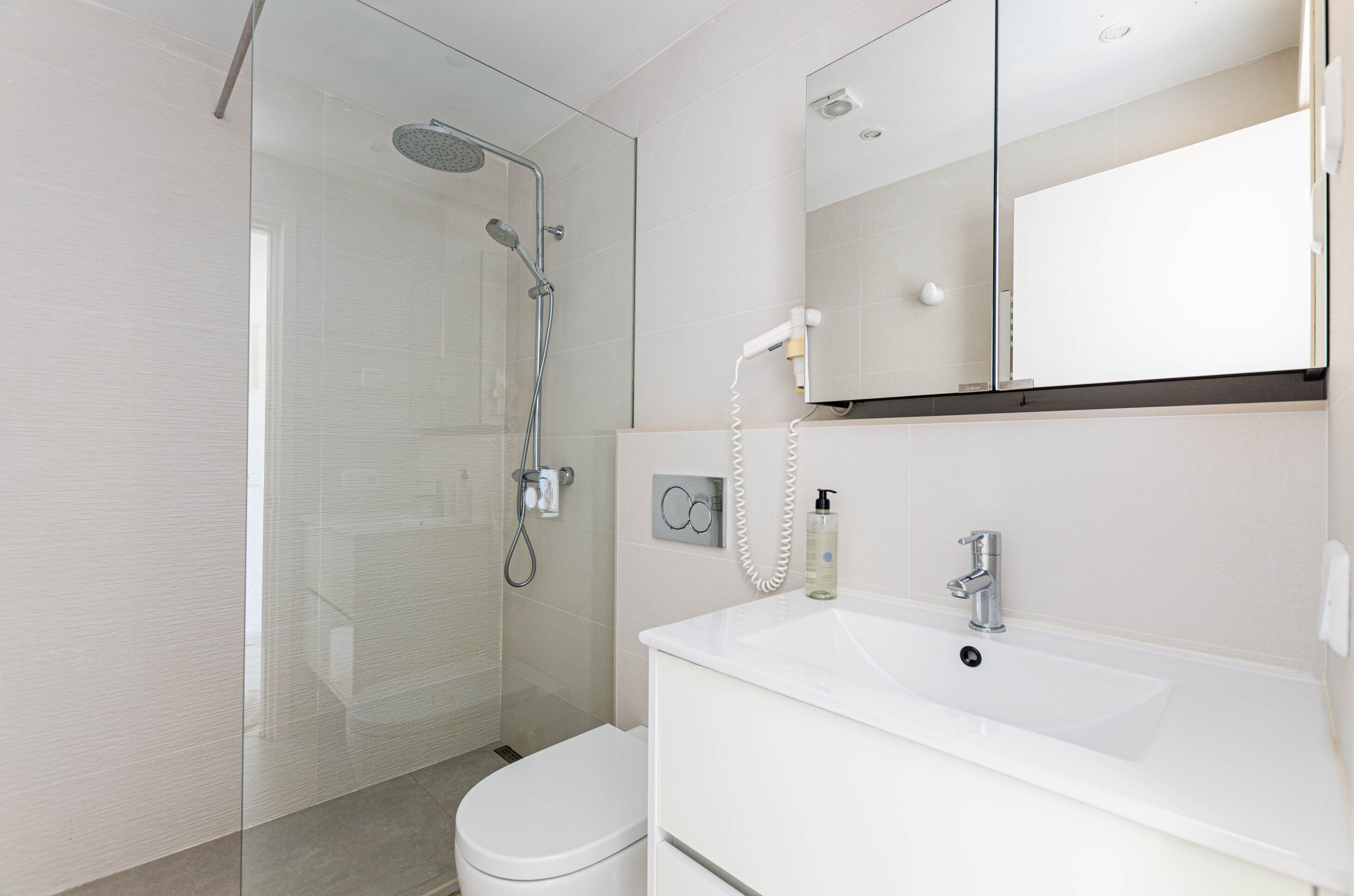Standaard appartement, 1 slaapkamer, balkon | Badkamer | Een haardroger, handdoeken