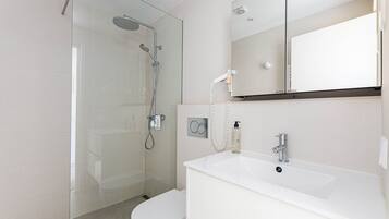 Standaard appartement, 1 slaapkamer, balkon | Badkamer | Een haardroger, handdoeken