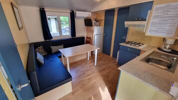 Een koelkast, een microgolfoven, een koffiezetapparaat/waterkoker