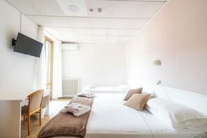 A hotel room with a bed, a desk, a chair, a TV mounted on the wall, and a window. - Hotel Villa Paolina Resort (Pietra Ligure)