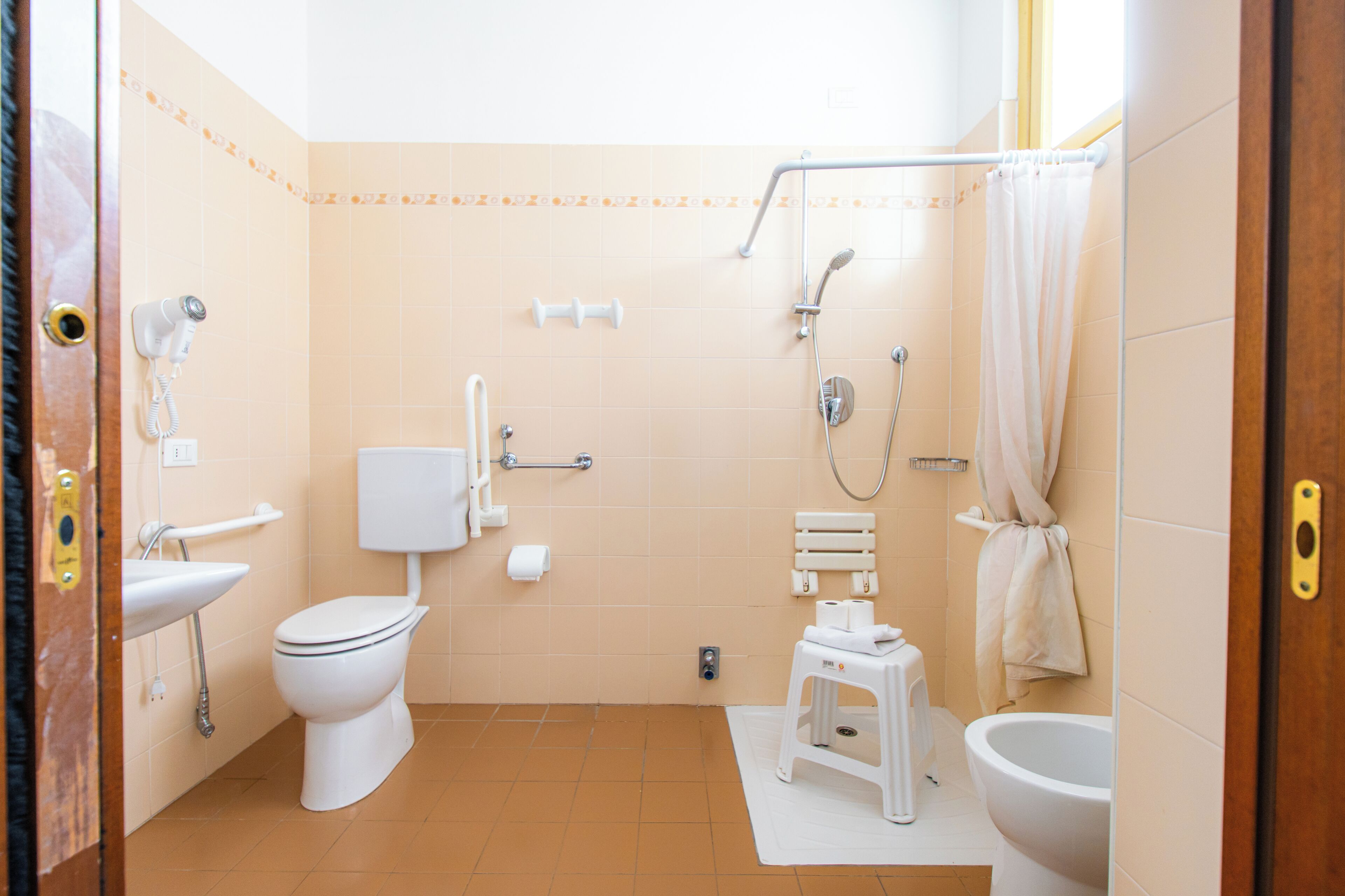 Un bagno con WC, lavandino, doccia e vasca da bagno.