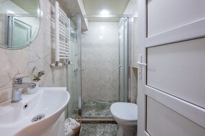 Apartment | Bathroom | Shower, free toiletries, hair dryer, towels - H&B apartments Machabeli (Tbilisi)