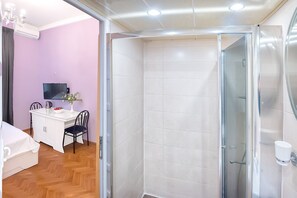 Studio | Kylpyhuone | Suihku, ilmaiset hygieniatuotteet, hiustenkuivaaja, pyyhkeet