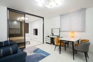 1 habitación, escritorio, cortinas blackout y insonorización 