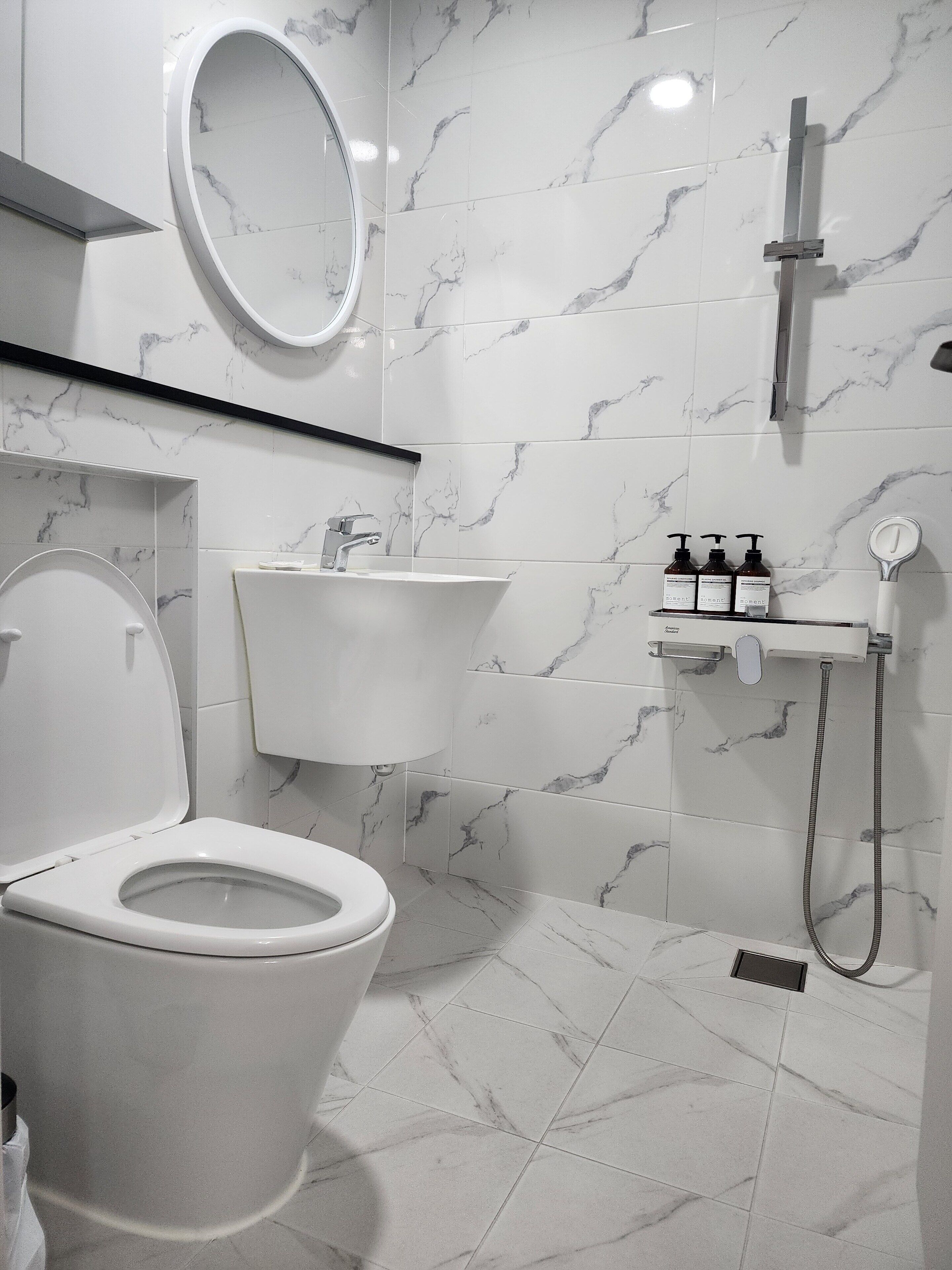 Buồng tắm vòi sen, máy sấy tóc, dép đi trong nhà, khăn tắm 