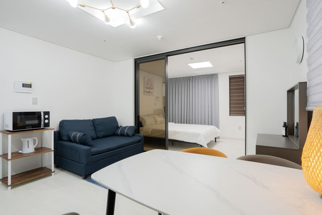 1 bedroom, desk, blackout curtains, soundproofing
