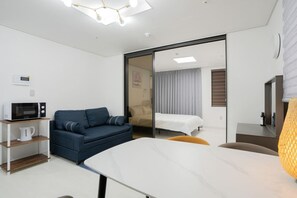 1 間臥室、書桌、遮光布/窗簾、隔音