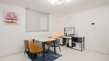 Premium Queen, City View | 1 soveværelse, skrivebord, mørklægningsgardiner, lydisolering