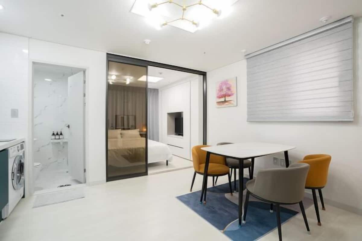 1 slaapkamer, een bureau, verduisterende gordijnen, geluiddichte muren