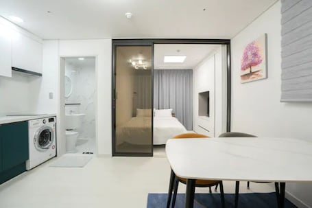 1 habitación, escritorio, cortinas blackout y sistema de insonorización