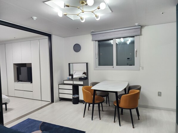 Premium Queen, Ocean View (Sofa Bed) | 1 chambre, bureau, rideaux occultants, chambres insonorisées