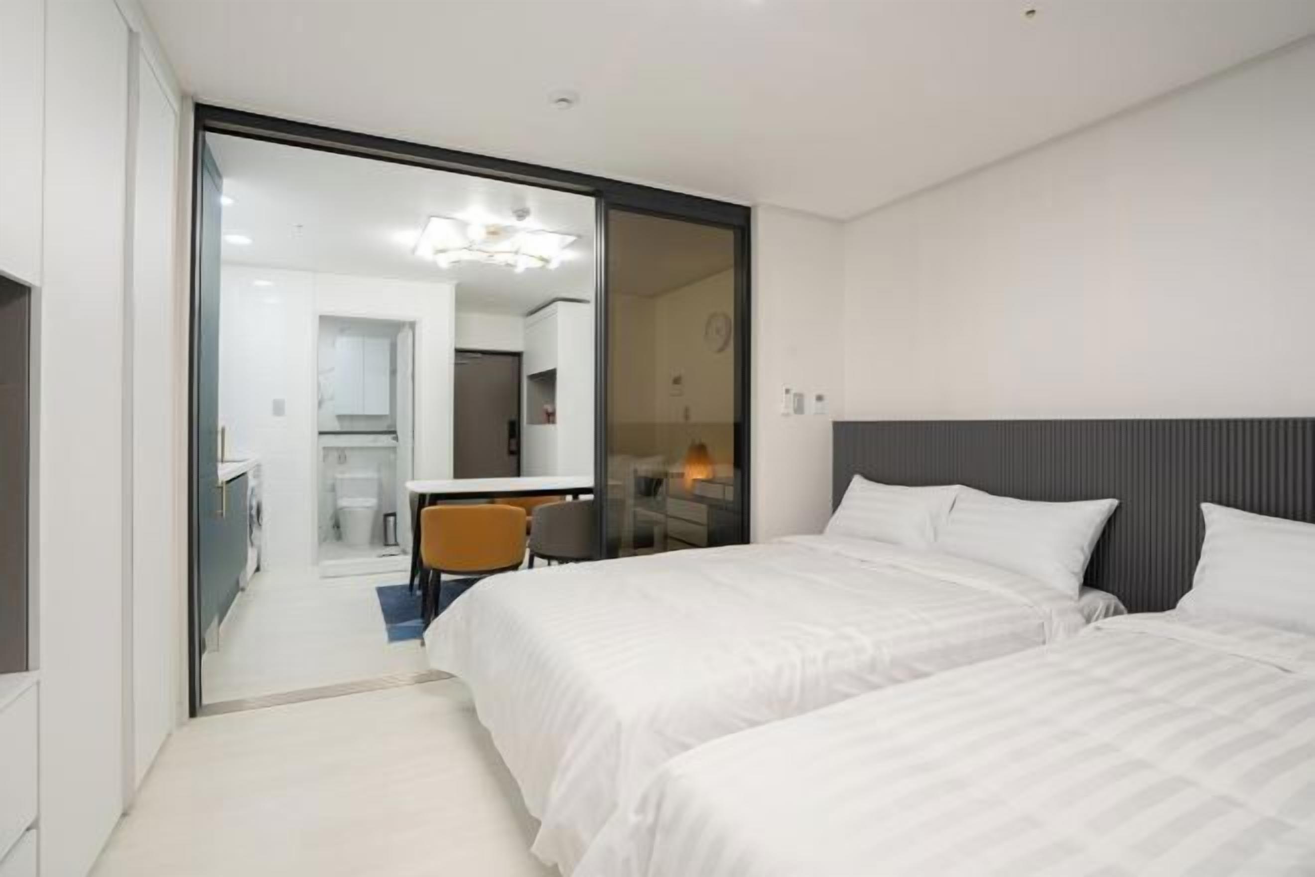 1 bedroom, desk, blackout curtains, soundproofing