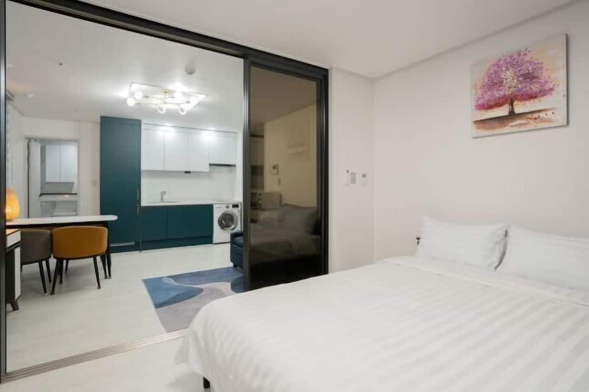 1 slaapkamer, een bureau, verduisterende gordijnen, geluiddichte muren