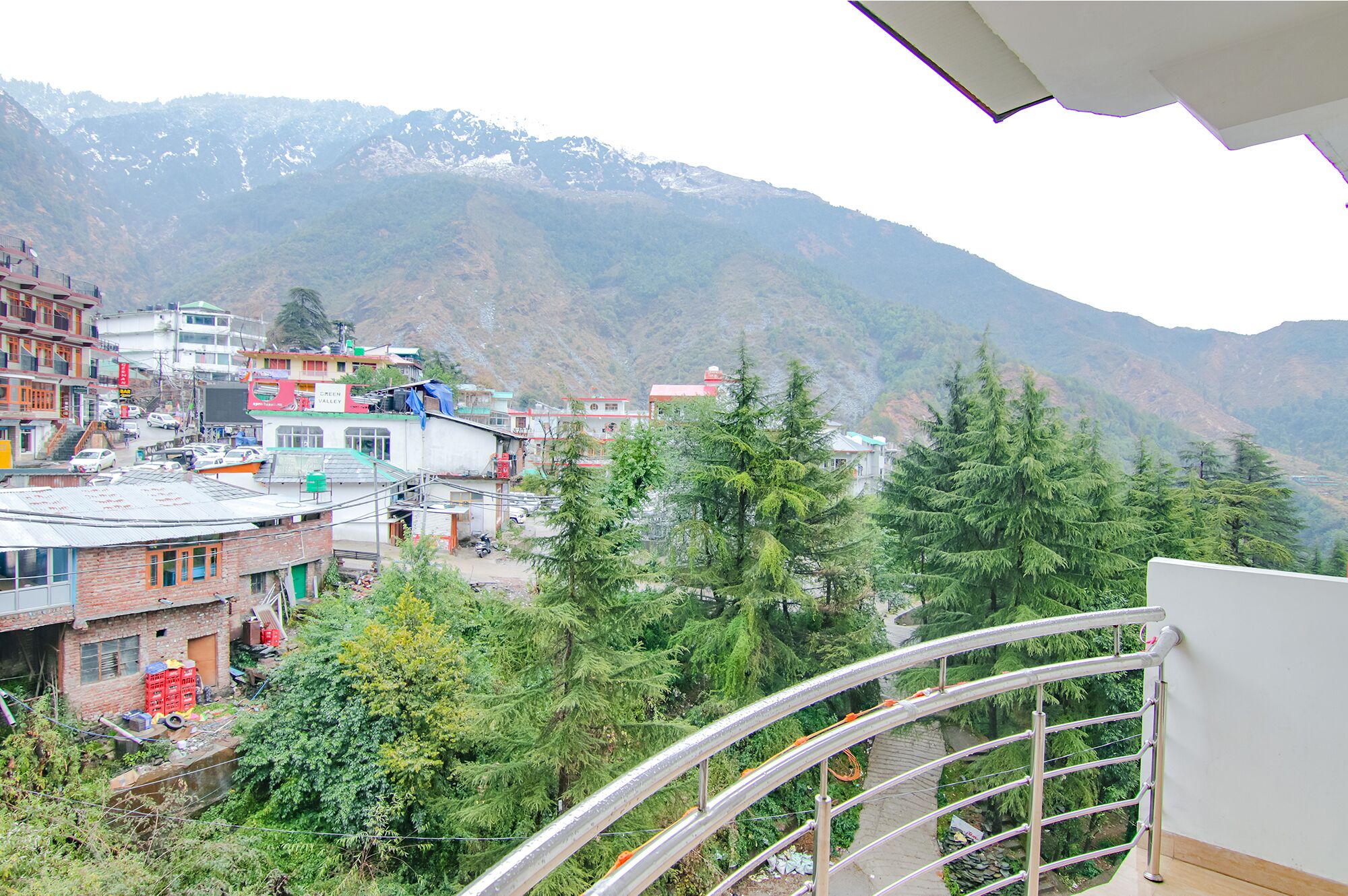 A mountain village with buildings and a view of the surrounding hills.