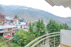 A mountain village with buildings and a view of the surrounding hills.