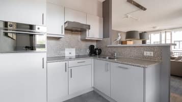 Een koelkast, een magnetron, een oven, een kookplaat