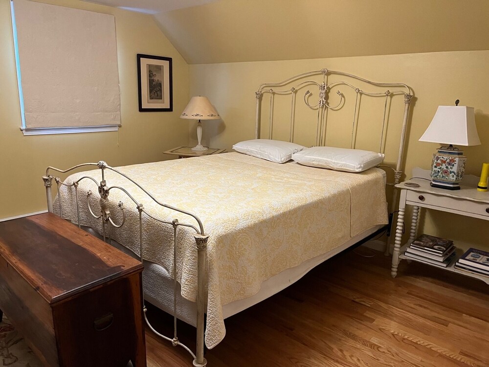 Briggs Farm Beauty! Vacation in this Sweet & Cozy Gansett Gem