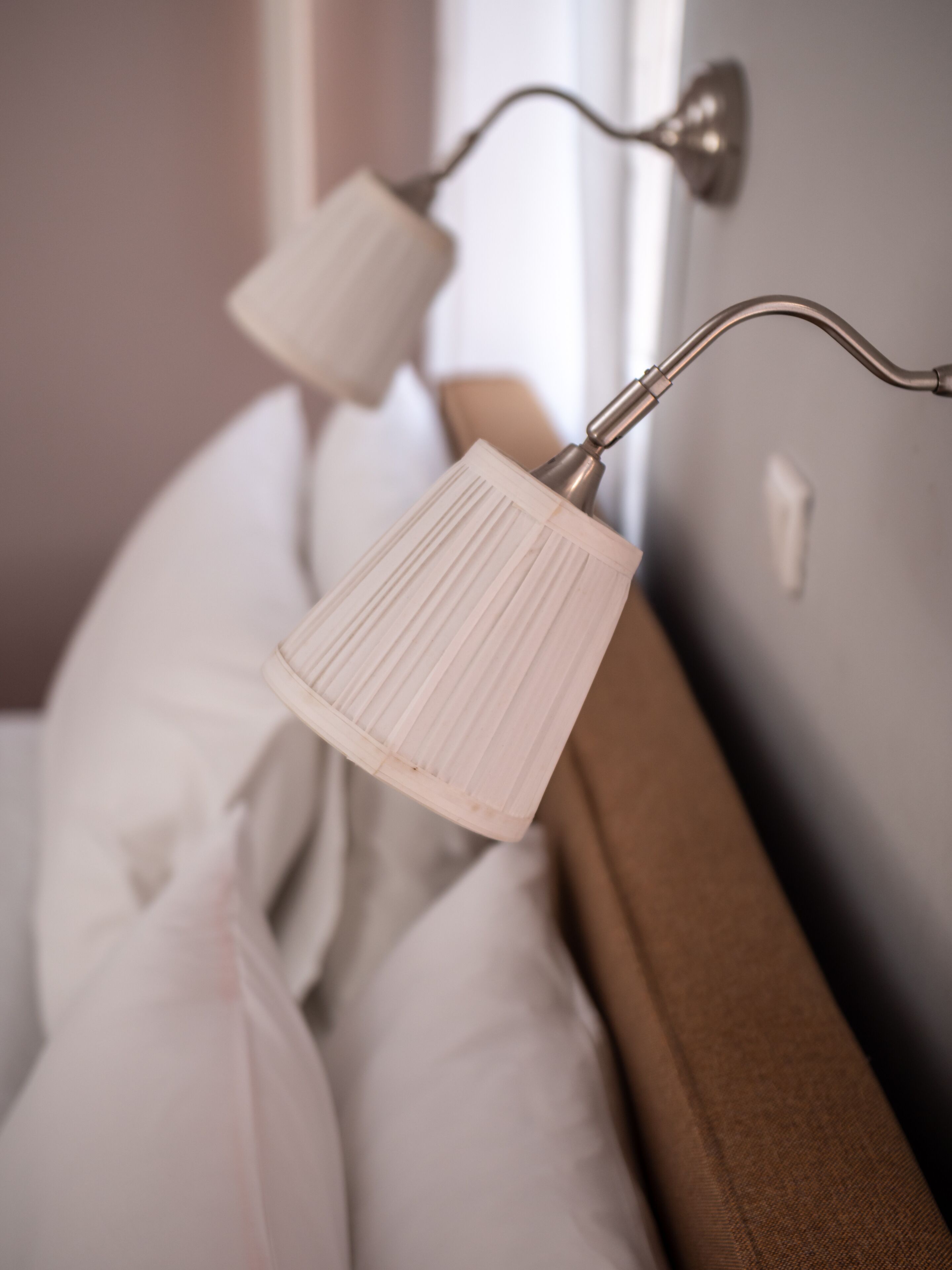 1 habitación, espacio para trabajar con laptop y cortinas blackout 