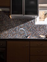 Refrigerador, horno, placa de cocina, tetera/pava eléctrica