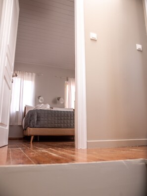 1 soverom, skrivebord for bærbar PC og blendingsgardiner