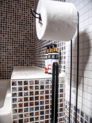 Dusj, designertoalettartikler, hårføner og håndklær