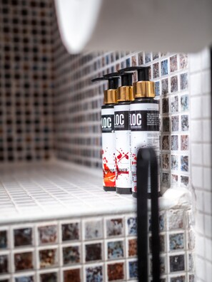 Ducha, artículos de tocador de diseñador, secador de pelo, toallas