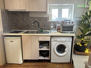 Appartement | Privékeuken | Een koelkast, een oven, een kookplaat, een waterkoker