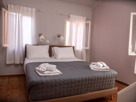 1 habitación, espacio para trabajar con laptop y cortinas blackout 