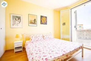 2 chambres, bureau, fer et planche à repasser, lit de bébé portatif