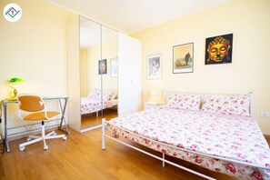 2 chambres, bureau, fer et planche à repasser, lit de bébé portatif