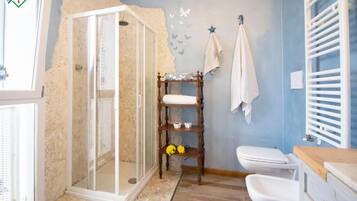 Dusche, Haartrockner, Bidet, Handtücher