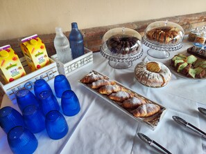 Café da manhã com buffet grátis todos os dias