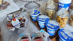 A buffet table with various food items and condiments. - Villa Antonietta Ischia  (Forio)