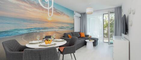 Familienapartment | Wohnbereich | 50-Zoll-LCD-Fernseher mit Satellitenempfang, Bücher